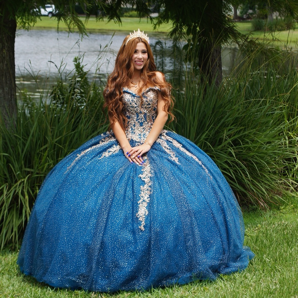 Royal sparkly blue quinceanera dress xv for all sizes adjustable by a designer